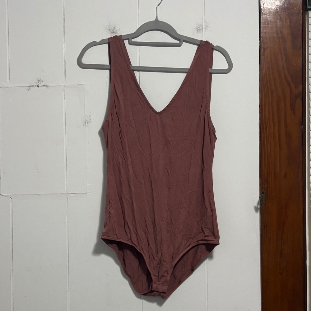 Buckle‎ Bodysuit Rose Mauve V Neck Crisscross Straps Bamboo Blend Women L